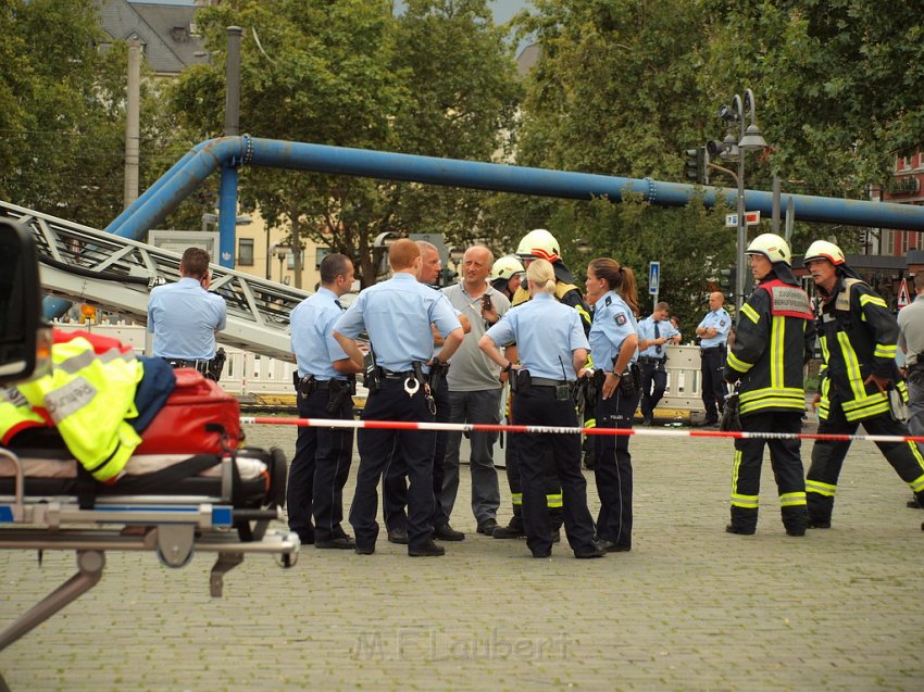 2 Denkmalkletterer hielten Feuerwehr und Polizei in Trapp Koeln Heumarkt P146.JPG